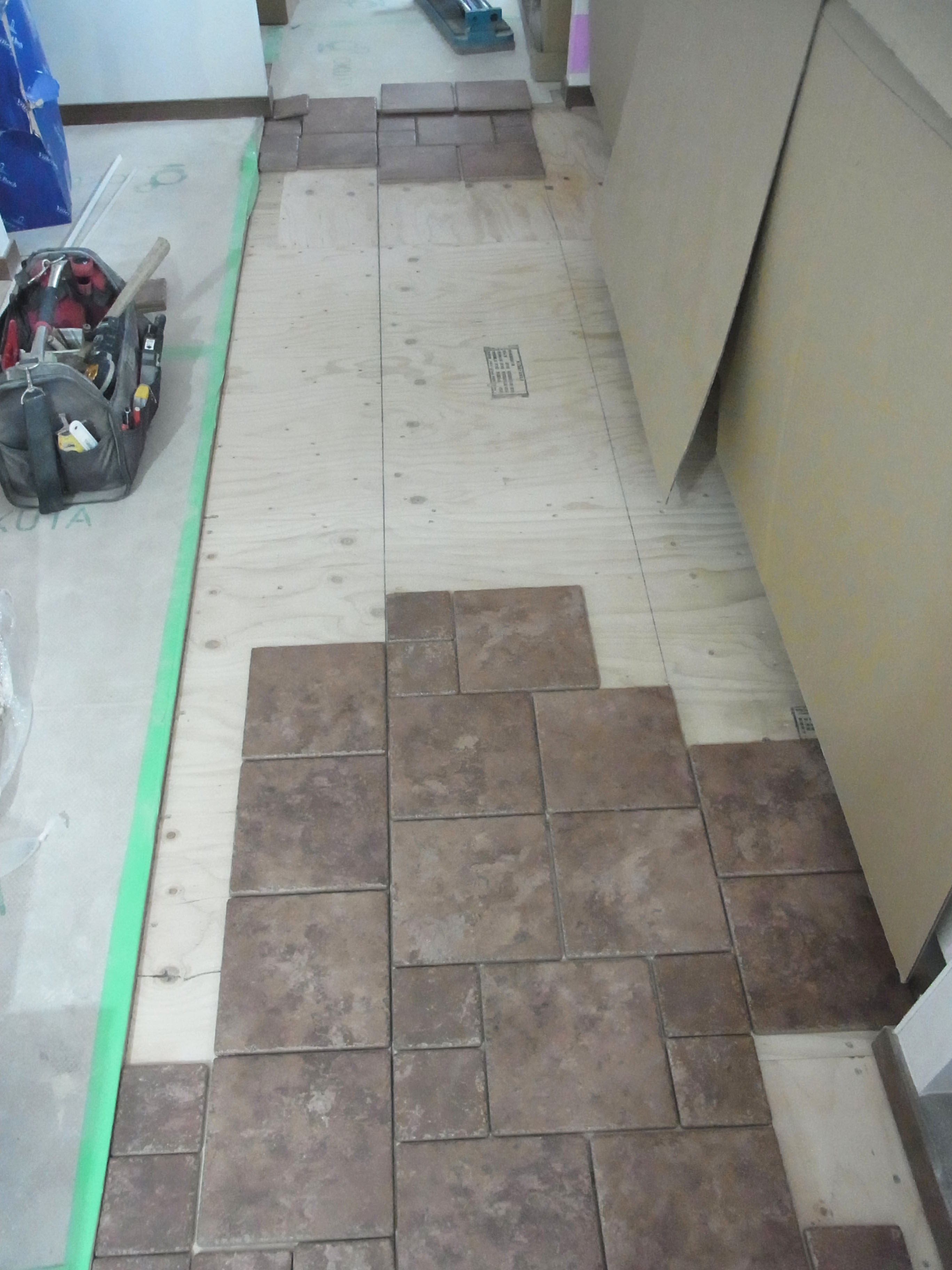 小部屋につながる石畳のようなタイル