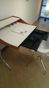 ネルソンスワッグレッググループデスク2