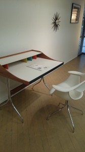 ネルソンスワッグレッググループデスク1