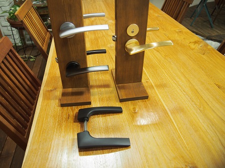 オリジナル建具　新しい取手