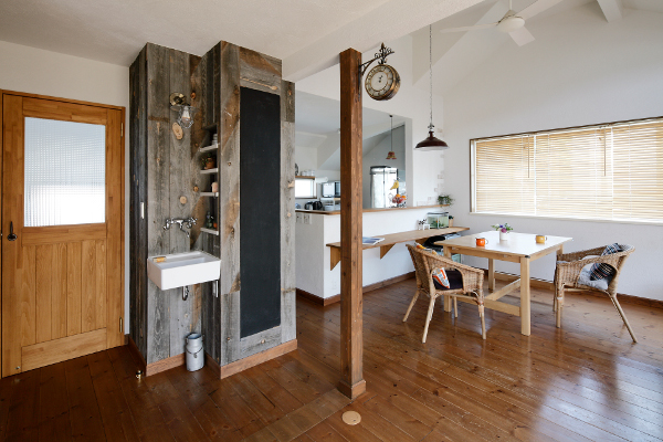 既存を有効活用しながら古材も取り入れたサーファーの家～写真編