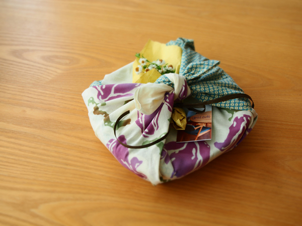 手拭いを包み紙として贈り物