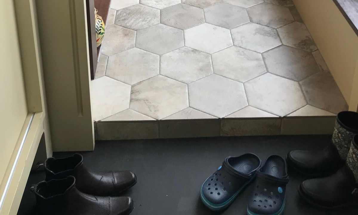 土間にモールテックス、室内テラスにハチの巣型タイル