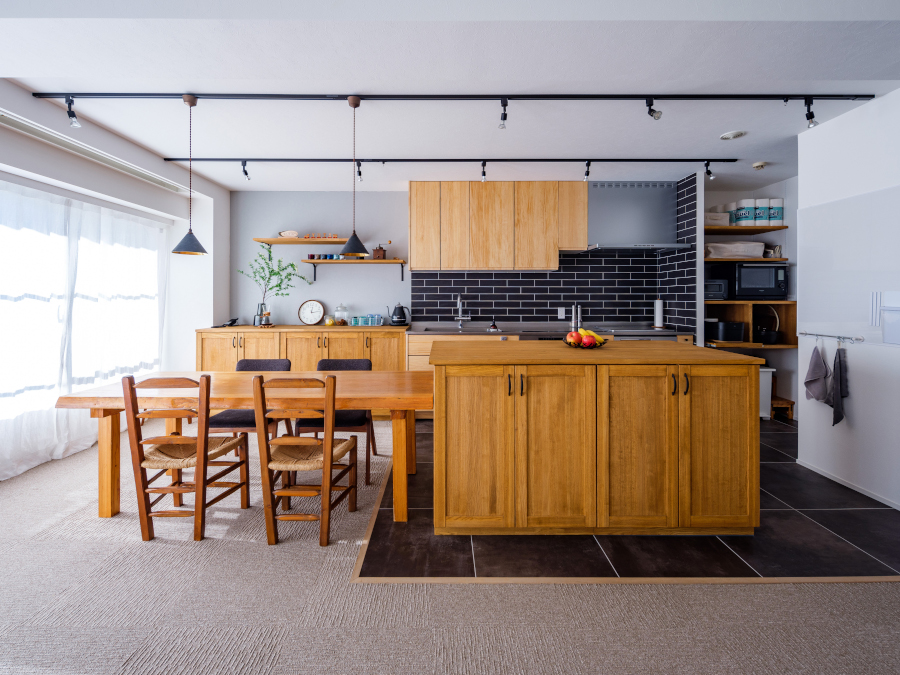 黒いタイルが印象的な凛としたキッチンのあるくらし～その1