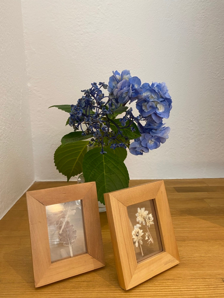 ブルーや白のお花で涼し気な装い