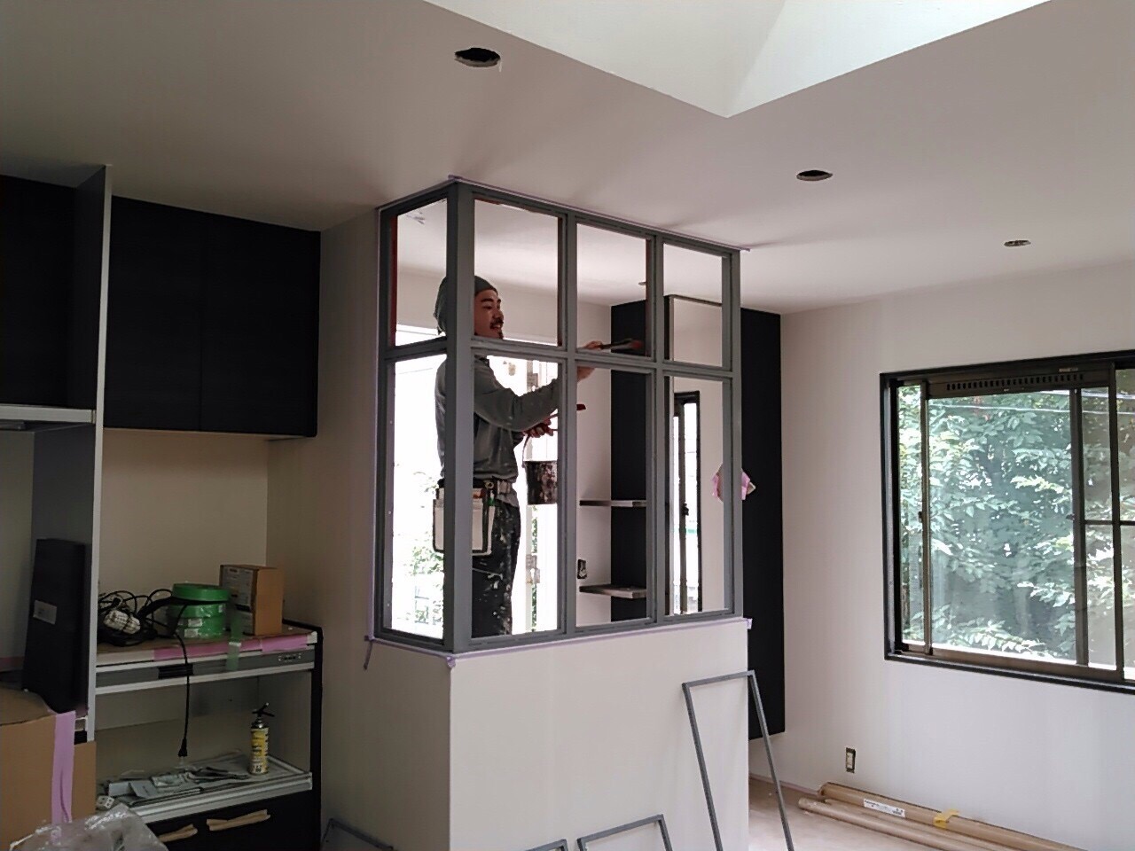 アメリカンビンテージスタイルに変貌中②エントランスのスチール窓が設置されました！