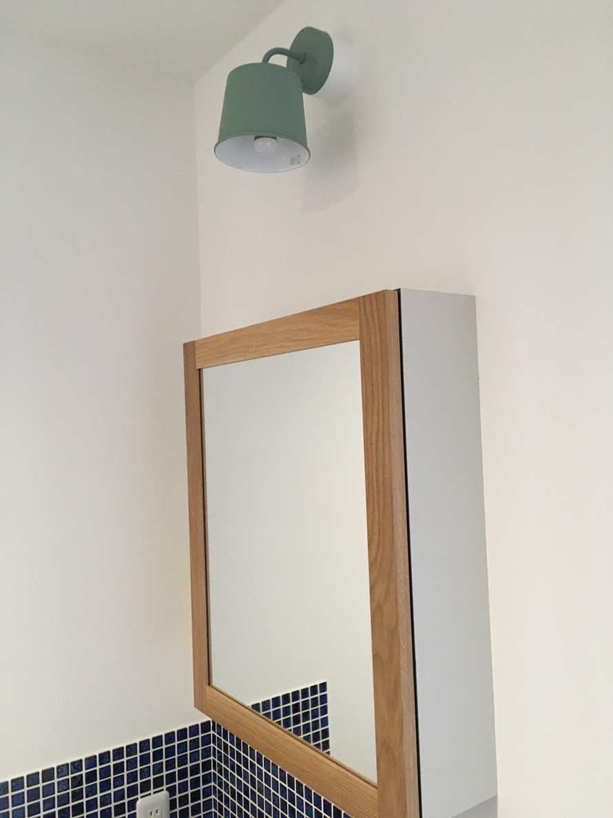 収納付きミラーとブラケット照明