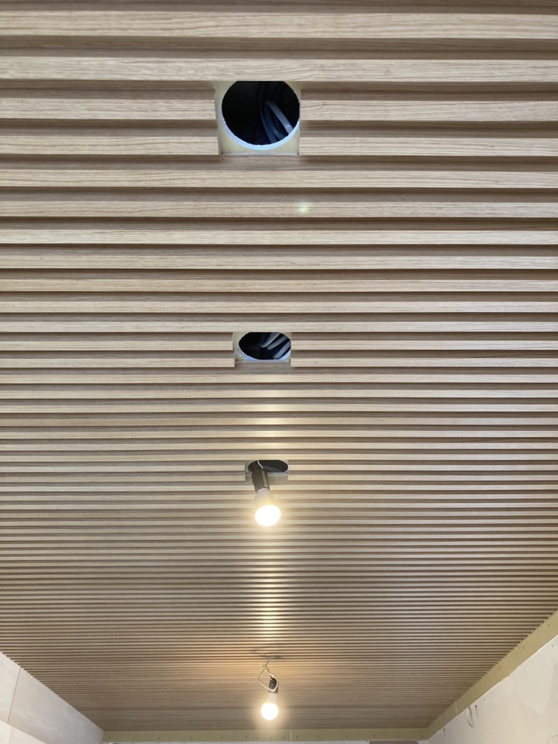 リブ天井の照明計画