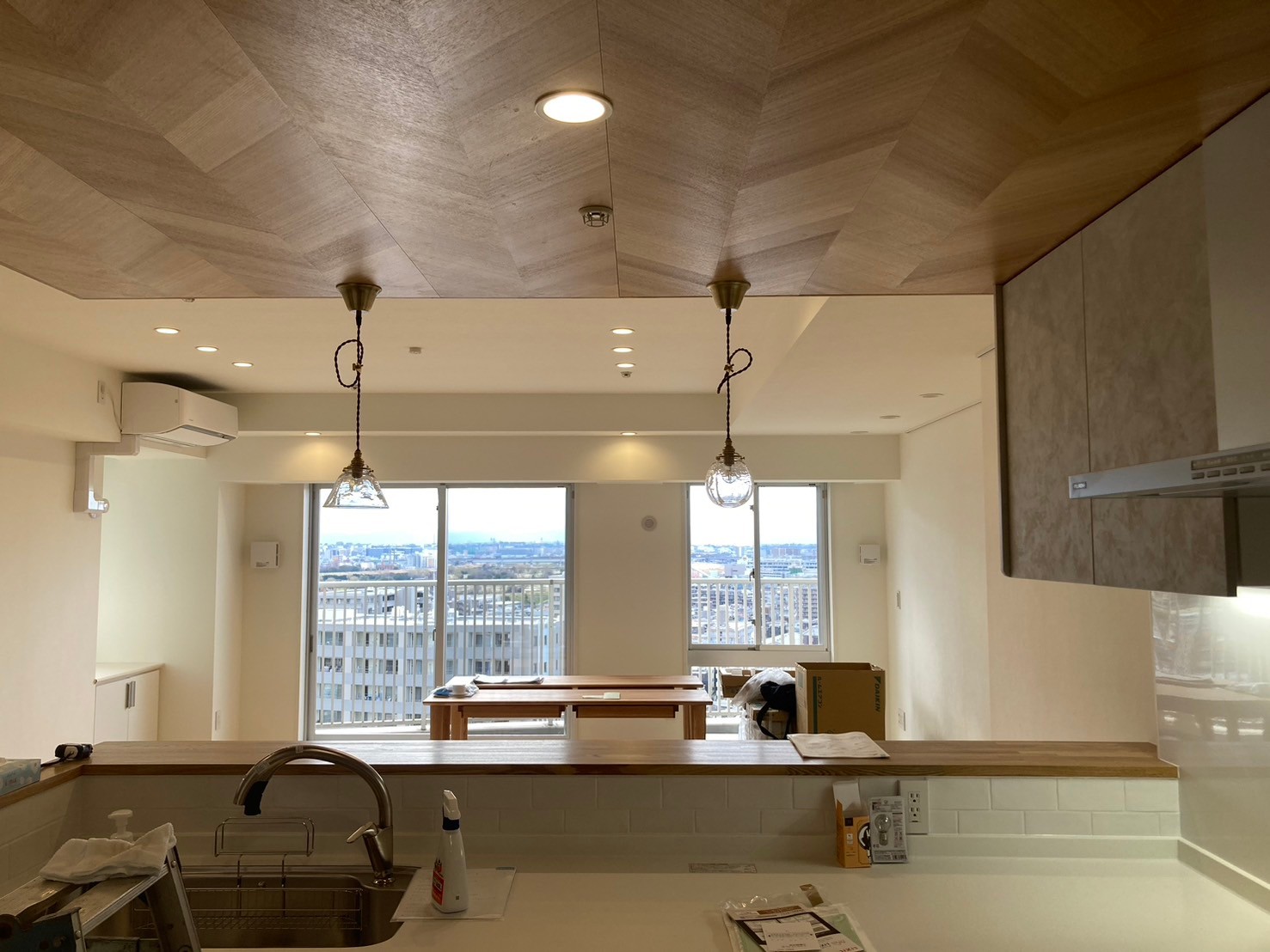 ヘリンボーンの天井材