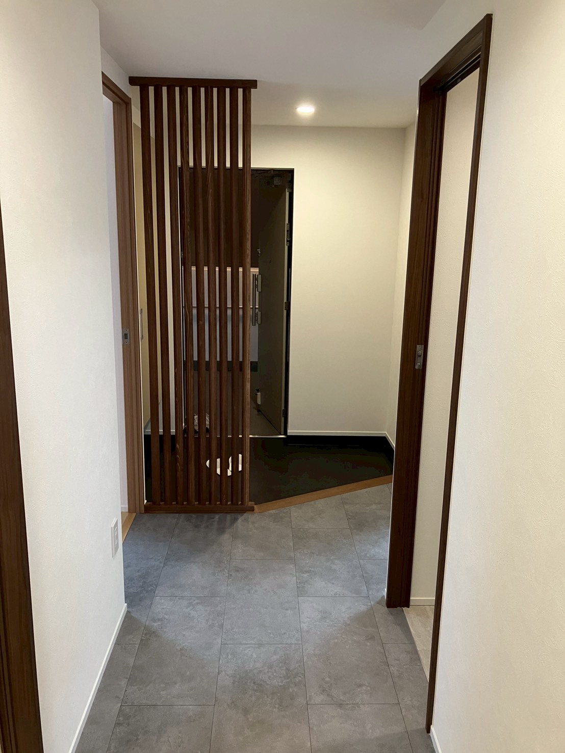 木格子で目隠しパーテーション