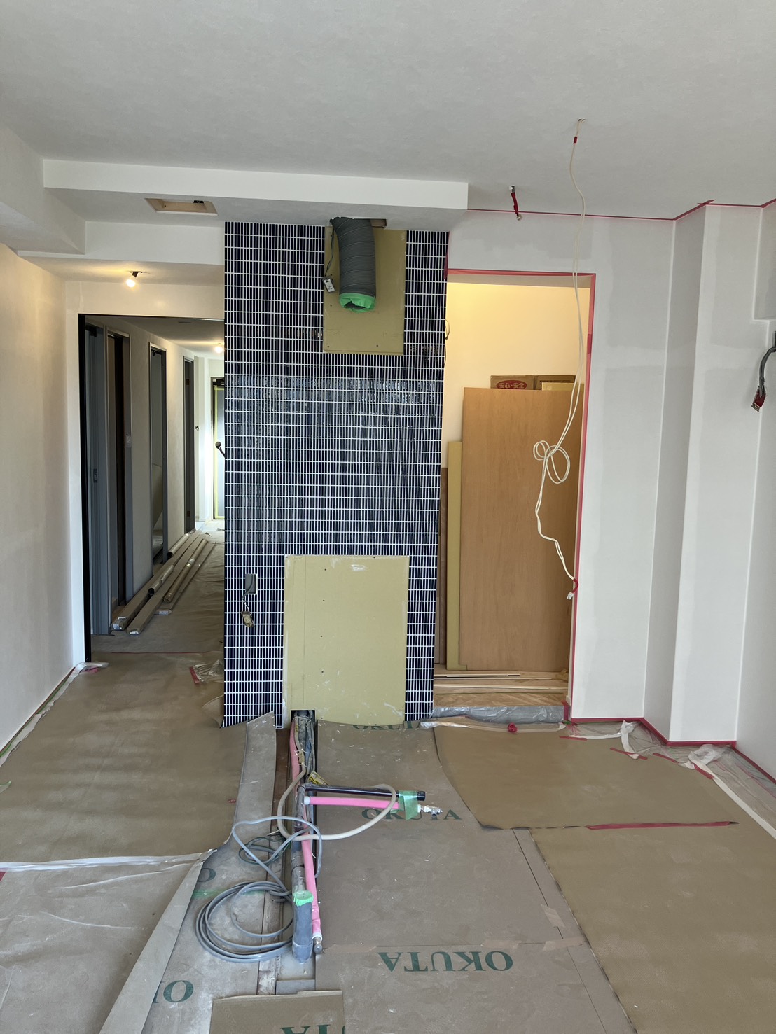 平田タイル　Farbe（ファルベ）ヘリンボーン貼り