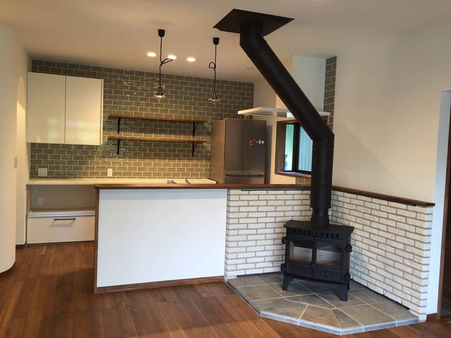 薪ｽﾄｰﾌﾞがある家②R壁とR開口部ﾊﾟﾝﾄﾘｰ付