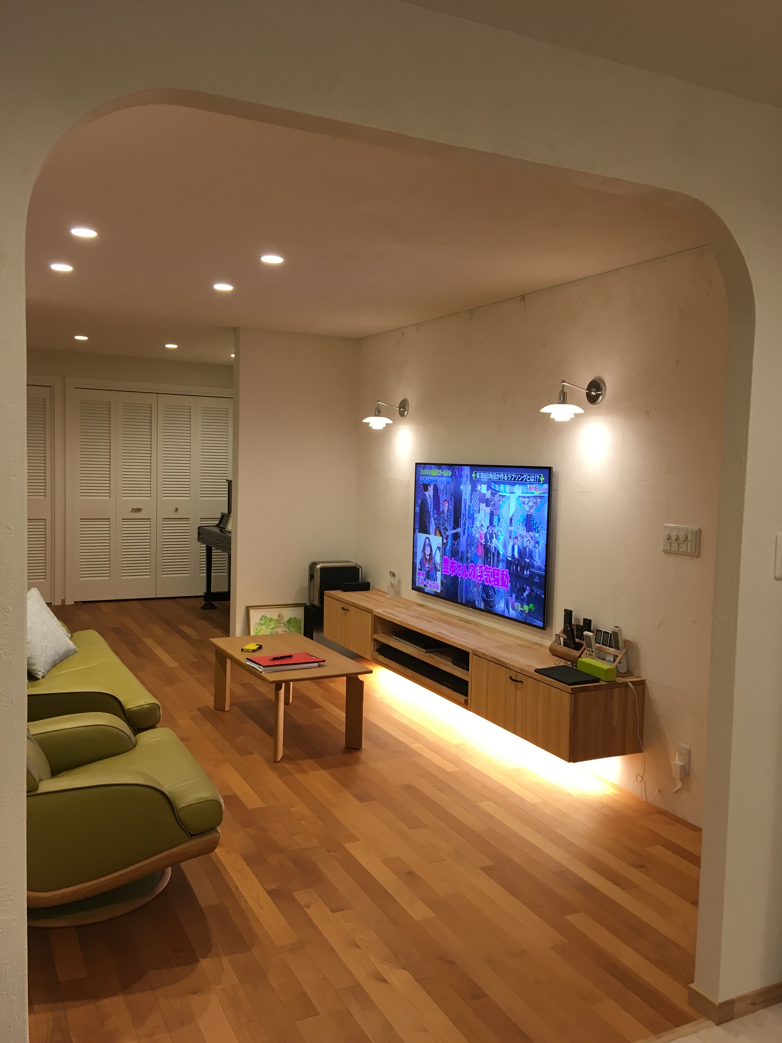 ルーバー建具とトイレの建具