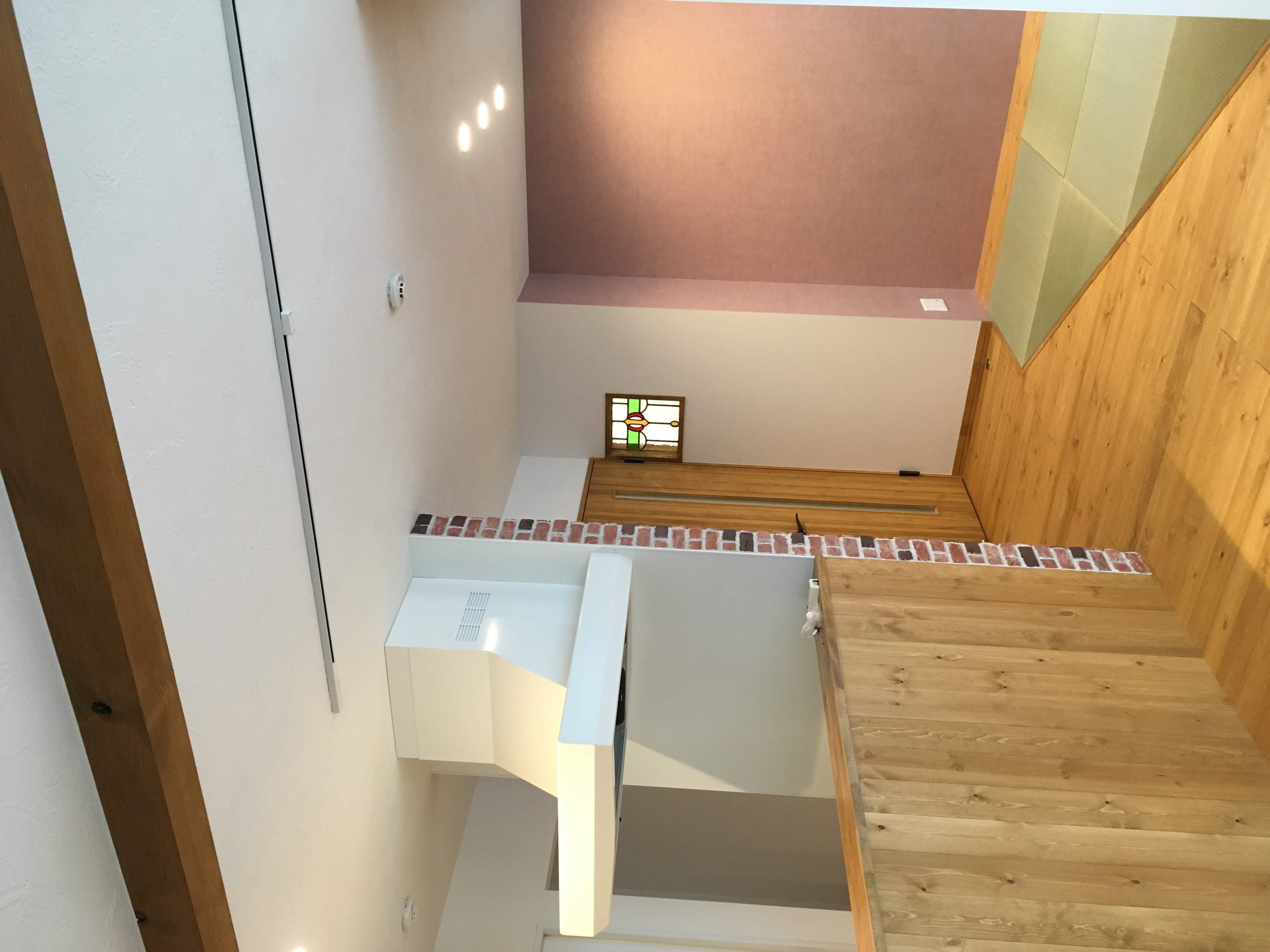 LDKの一角に－キッチン・コンロ脇の間仕切り壁はタイル貼りでアクセント－