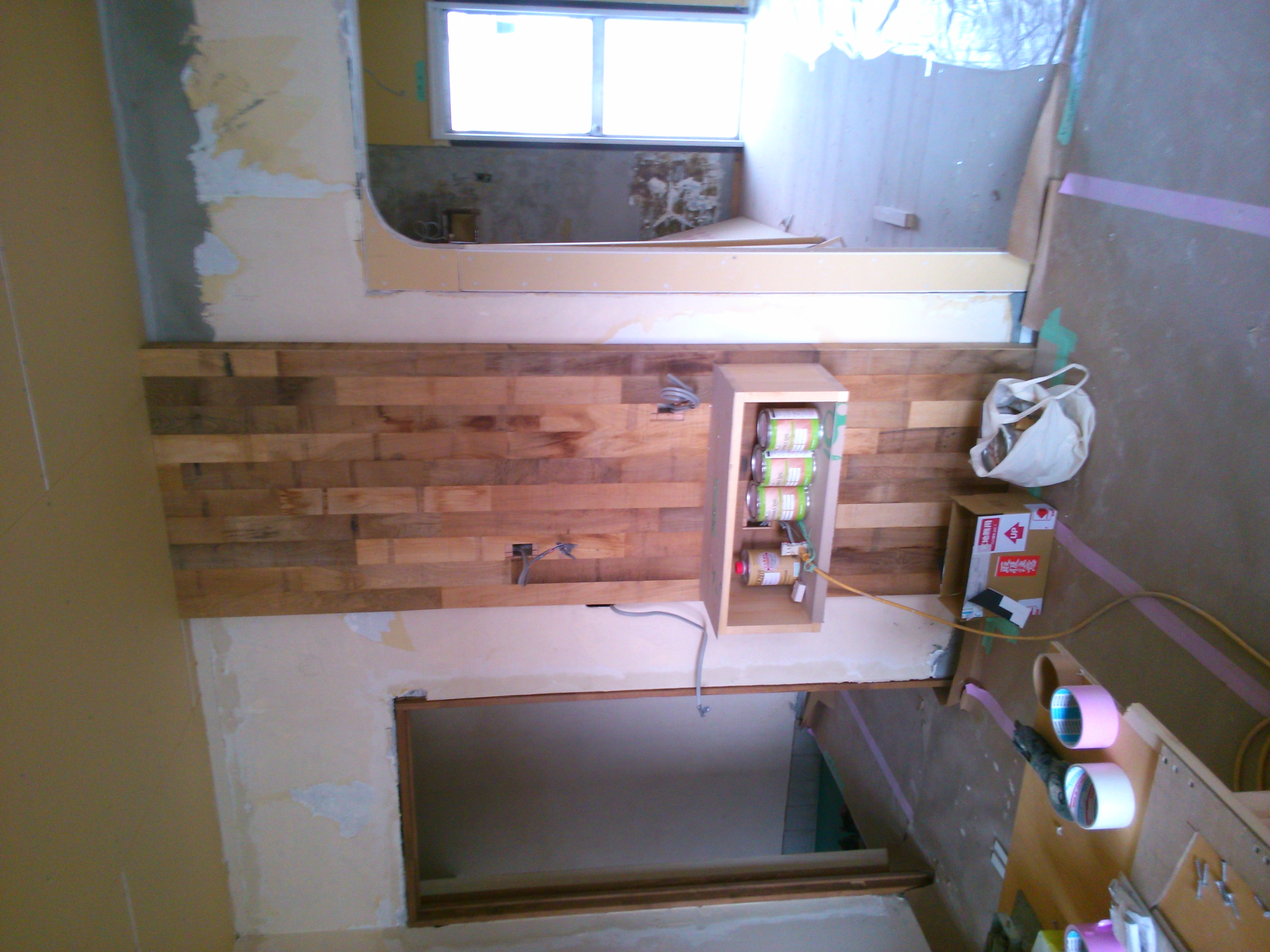 適度なヴィンテージ感のバーンオーク、素材のもつ雰囲気でアクセントの壁になりました