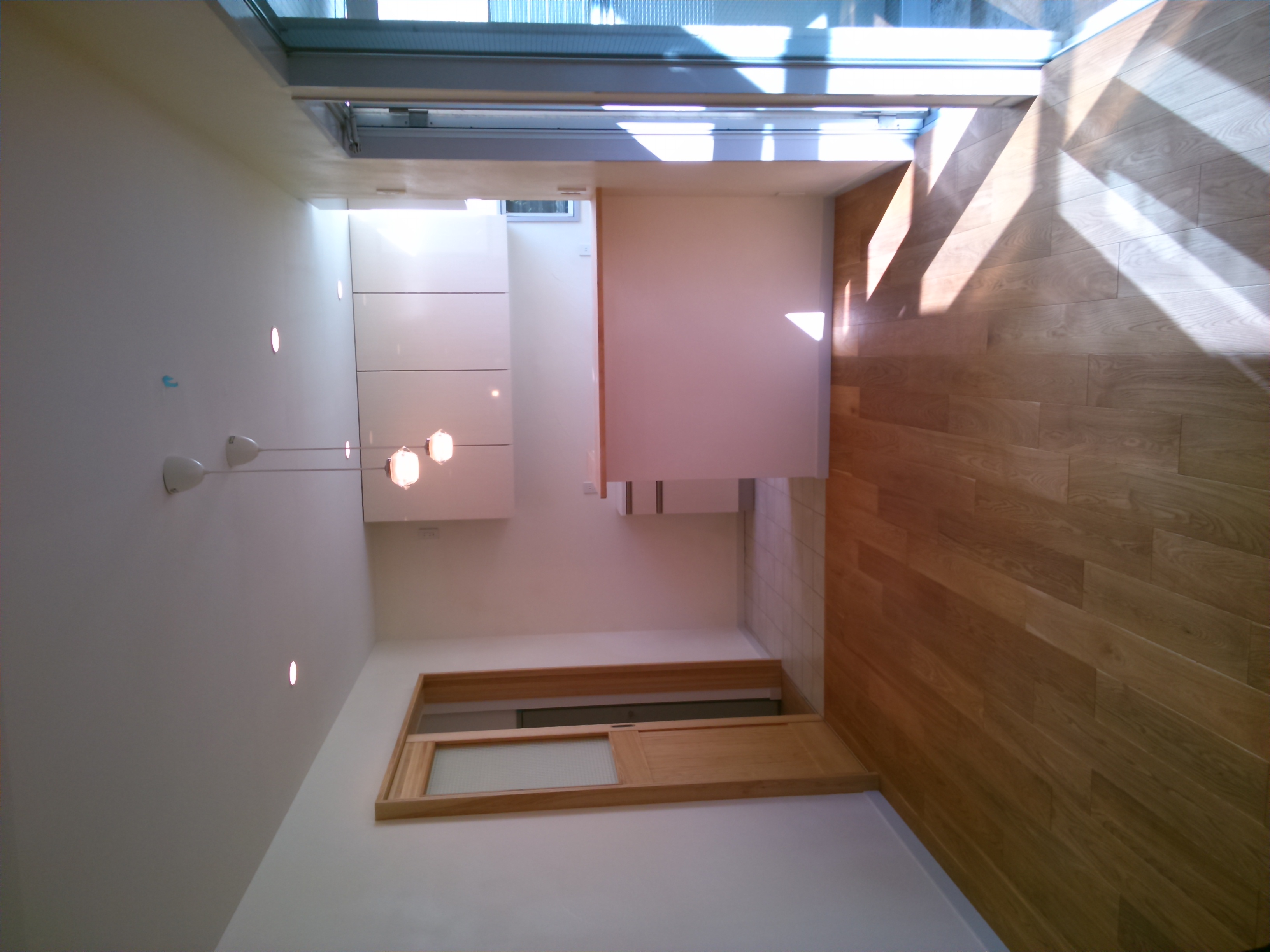 もうすぐ完成の現場　ドライワックス仕上のナラのフローリングがGOOD