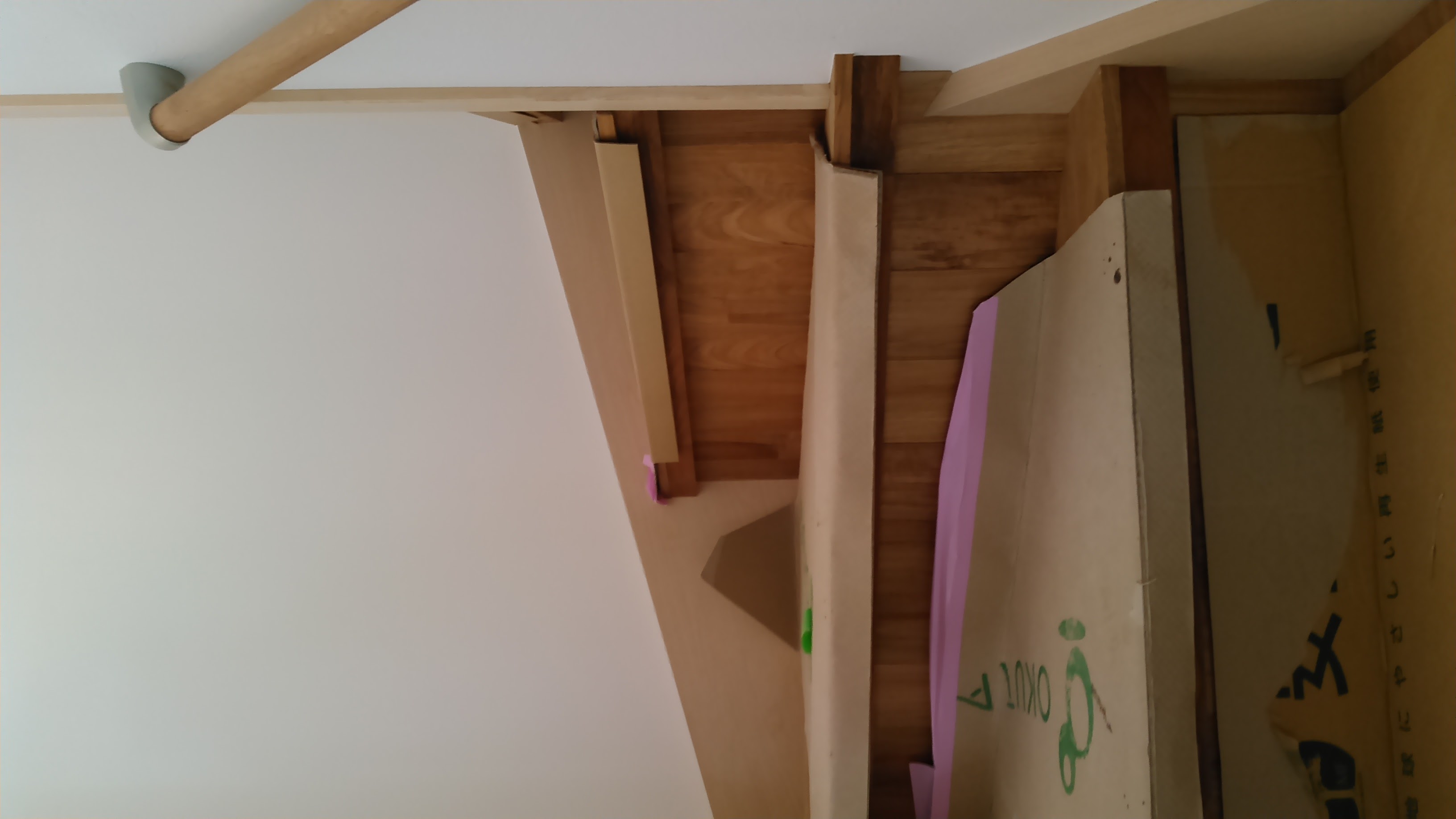 ﾘﾌｫｰﾑ階段　白木の階段がﾁｰｸの階段と手摺に変身！！