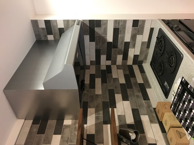 黒枠のガラスパーティション+ビンテージ調タイル