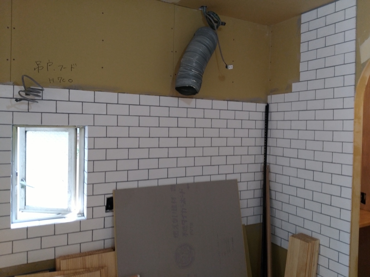 平田タイル　ウェイバーがキッチンに貼られました！