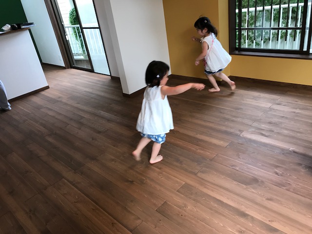 カラフルな壁のちょっとレトロな戸建完成です！