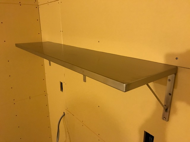 工事進行中～古材の棚とステンレスの棚がつきました！