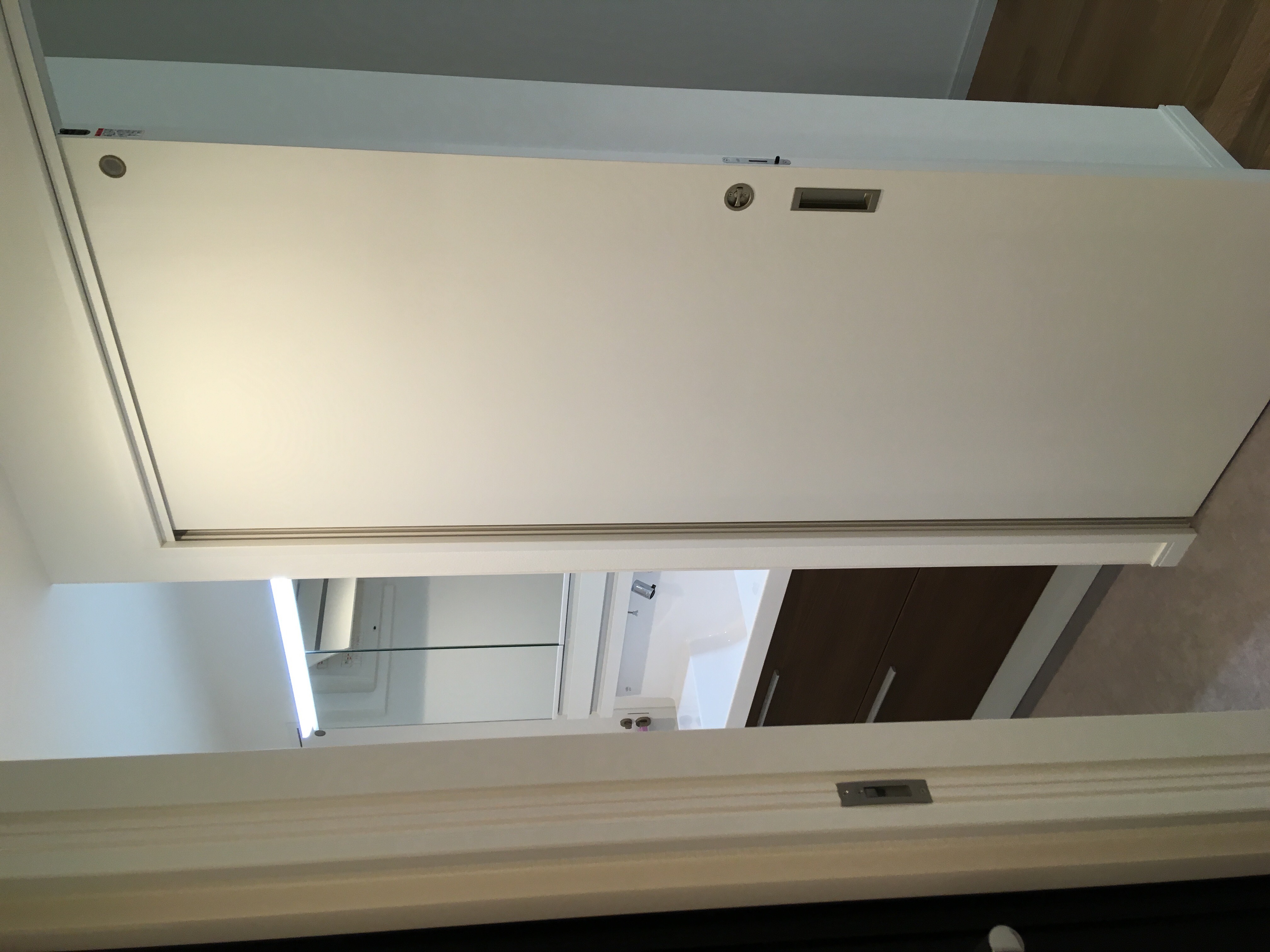 扉を開けると収納に。