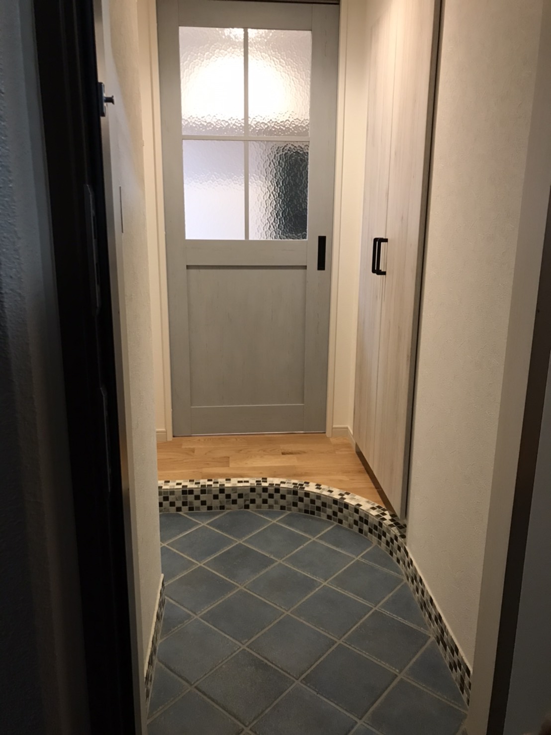 ブルーが映える　こだわりタイルのお家