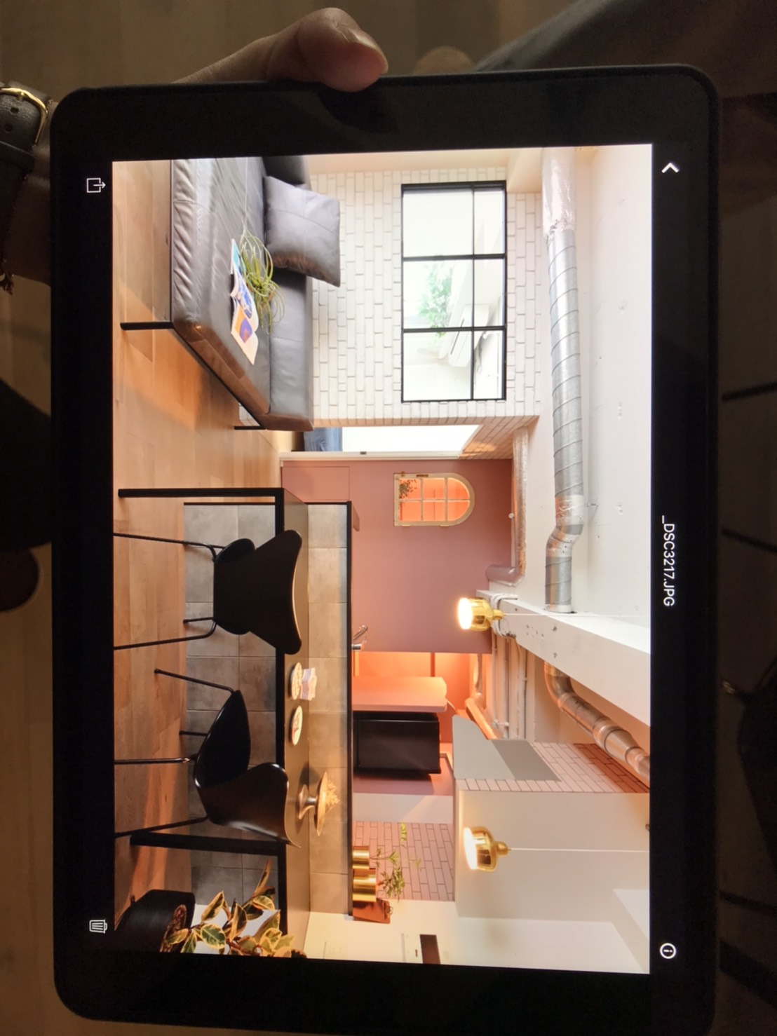 キッチン背面はピンクカラーのロフトスペース