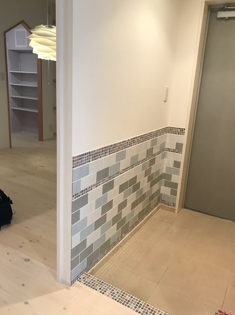 ＊カラフルなお家＊〜玄関タイル・ベントBE-100、200、700MIX貼り+コスミオン編〜