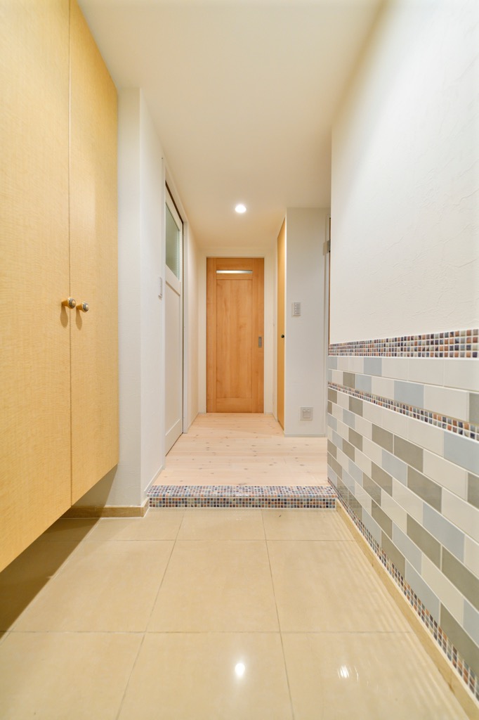 汚れを気にせず、かわいい玄関に 〜ベント・BE-100,200,700MIX貼りとコスミオン・COS-1501〜