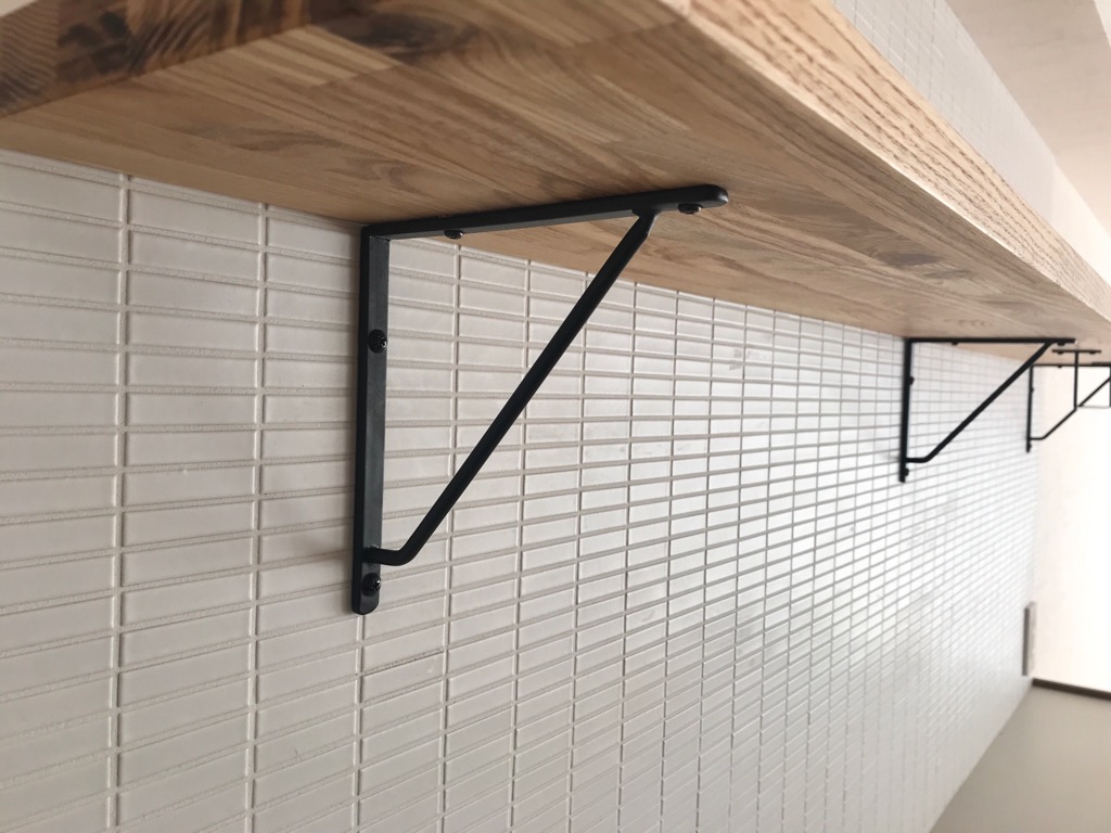 マットなホワイトタイルで“シンプルすっきり”キッチン〜名古屋モザイク・セリエビアンカ〜