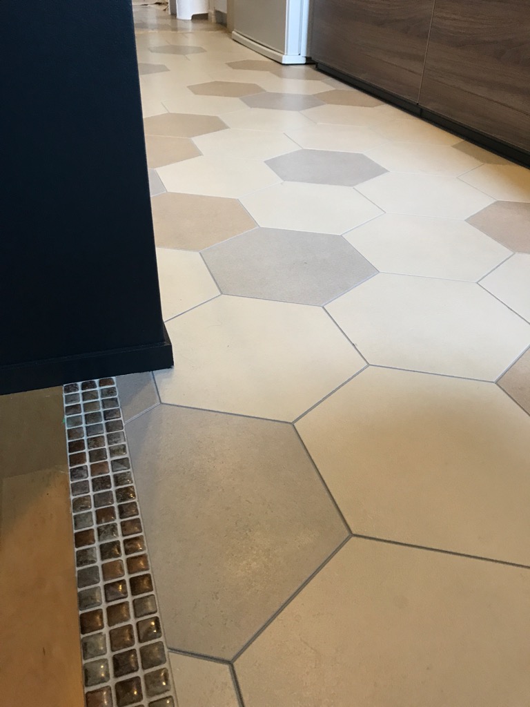 床は既存のまま、壁の位置を変えました〜床の補修にタイルでアクセント〜