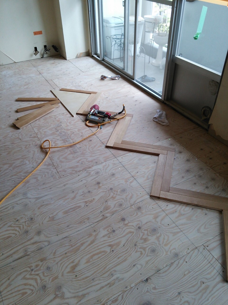 クラシカルなお家出来ました❁︎無垢床ヘリンボーン貼