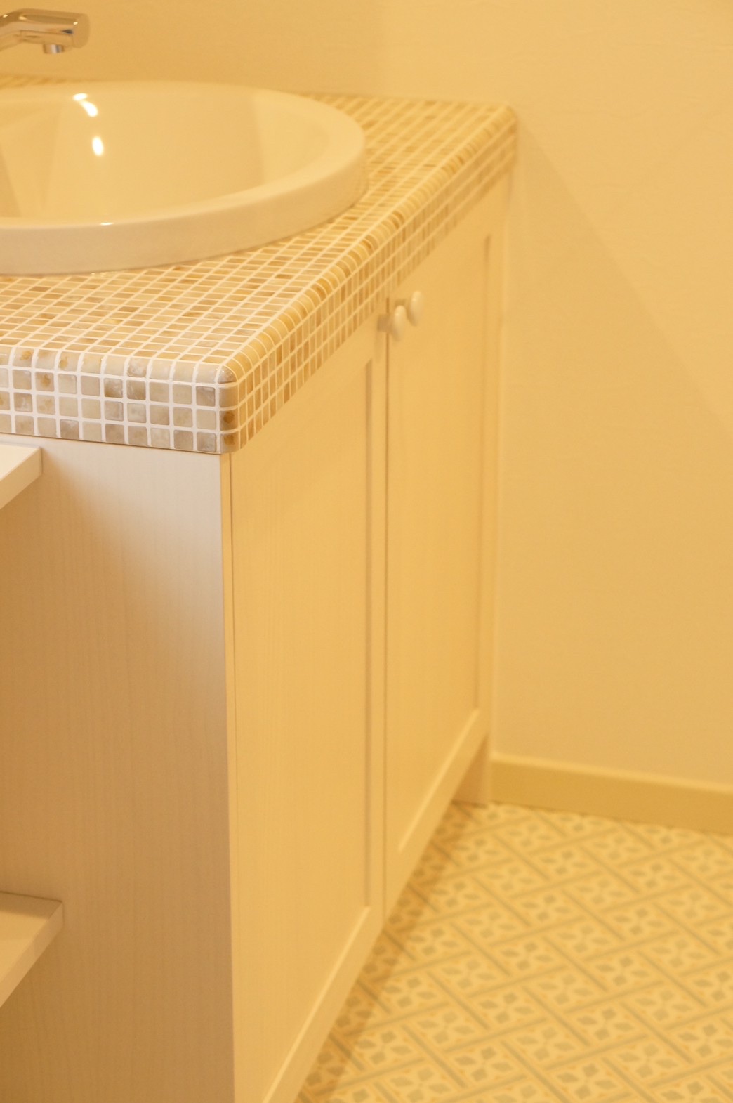 タイル天板がかわいい洗面台〜ウッドワン・無垢の木の洗面台〜