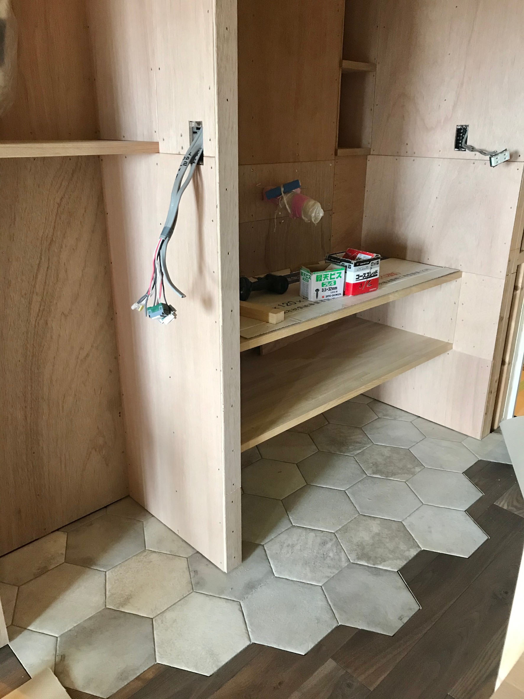 廊下に洗面化粧台♪床にはタイルを〜平田タイル・クイーンストーンヘキサゴン〜