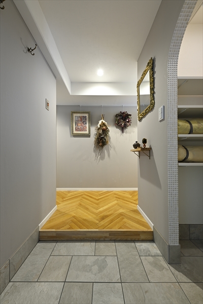 ドライフラワーアレンジメントが並ぶギャラリーのような玄関ホール