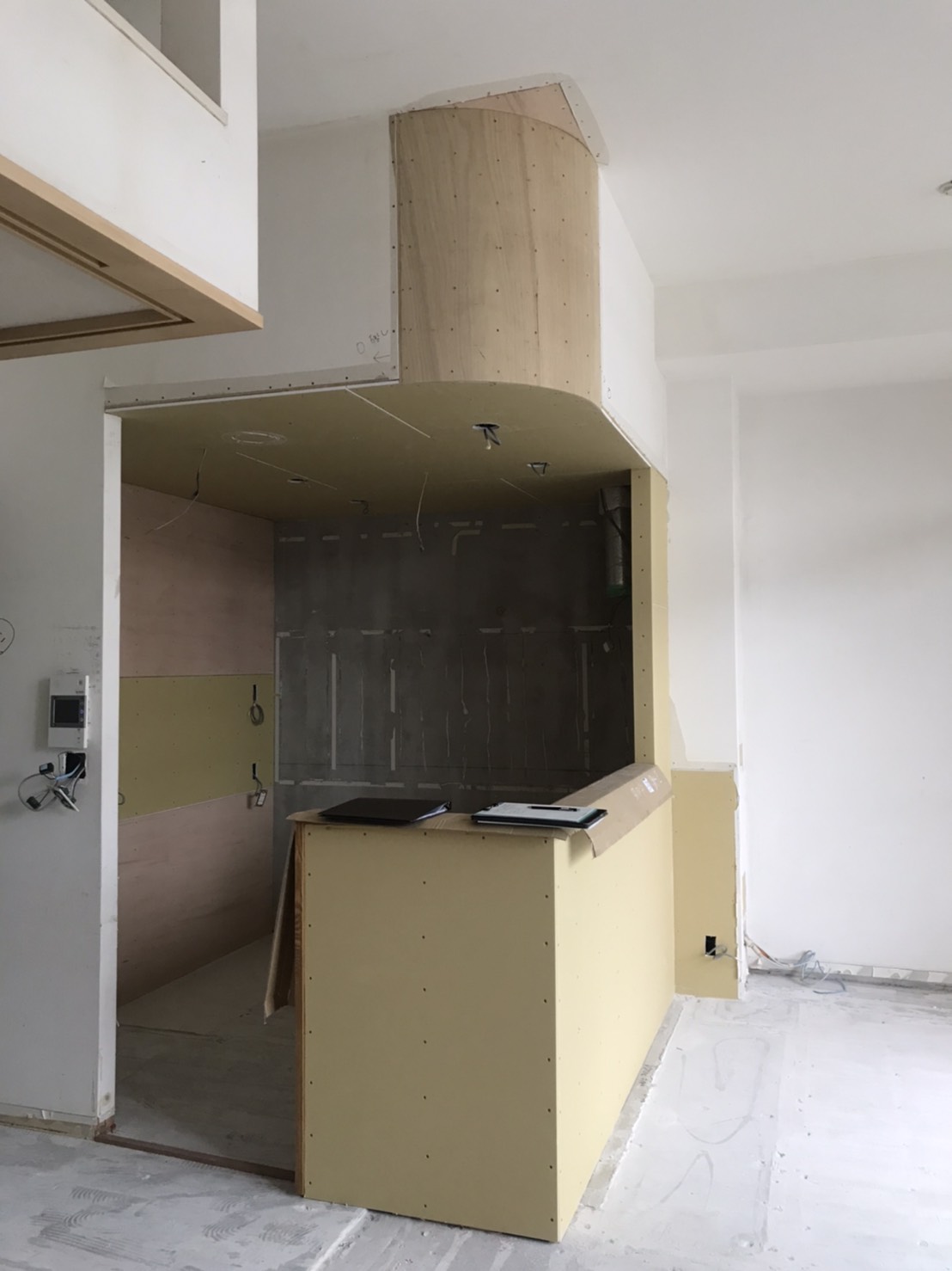 キッチンの下がり天井をアクセントに♪