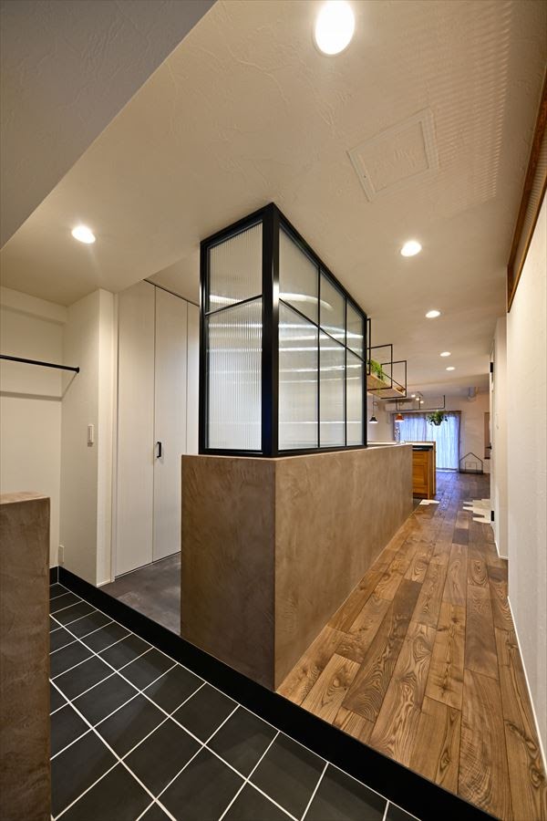 スッキリとした印象になるスチール上がり框