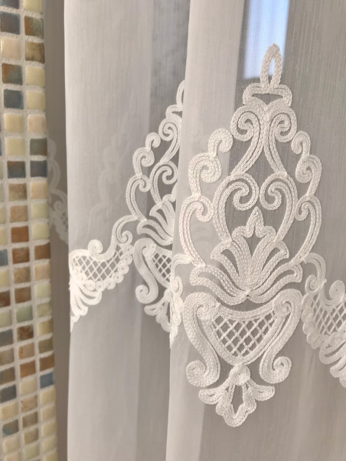 エンブロイダリーレースのカーテン