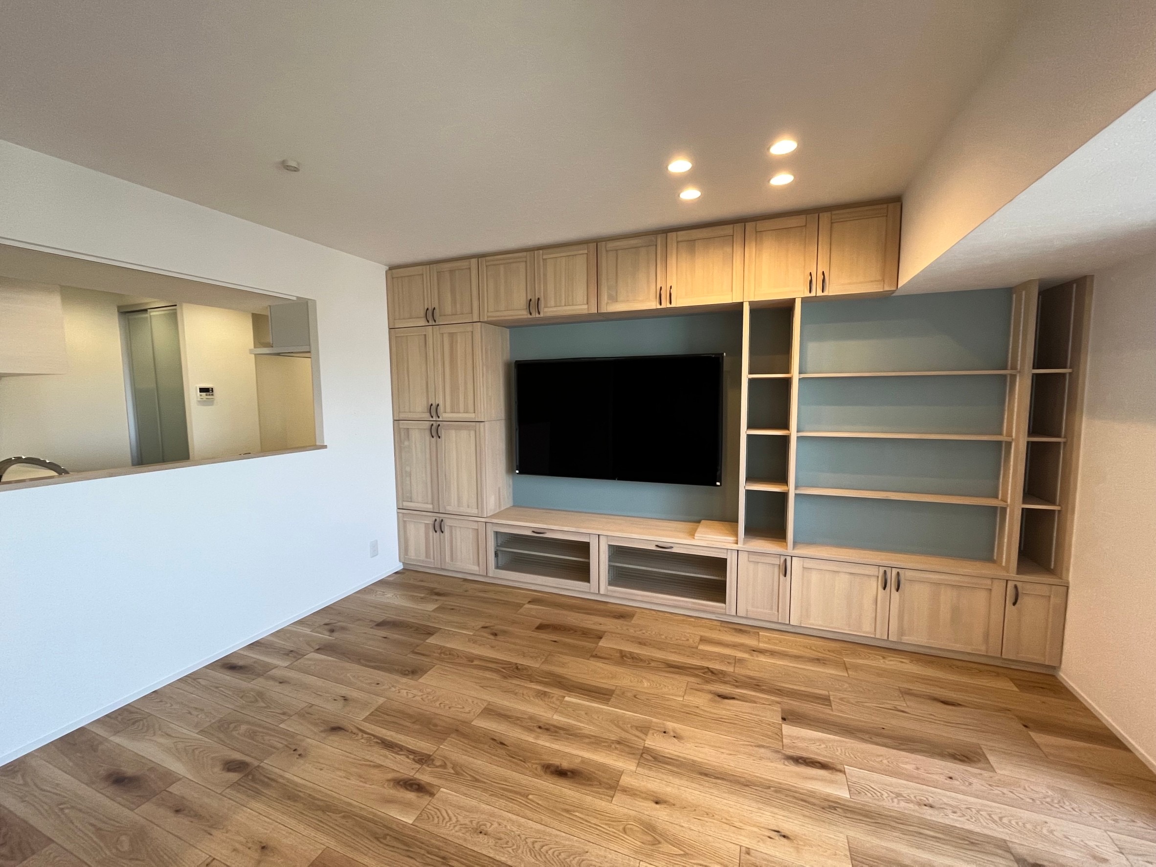 マンション特有の梁や柱を組み込んだ壁面収納を造作！