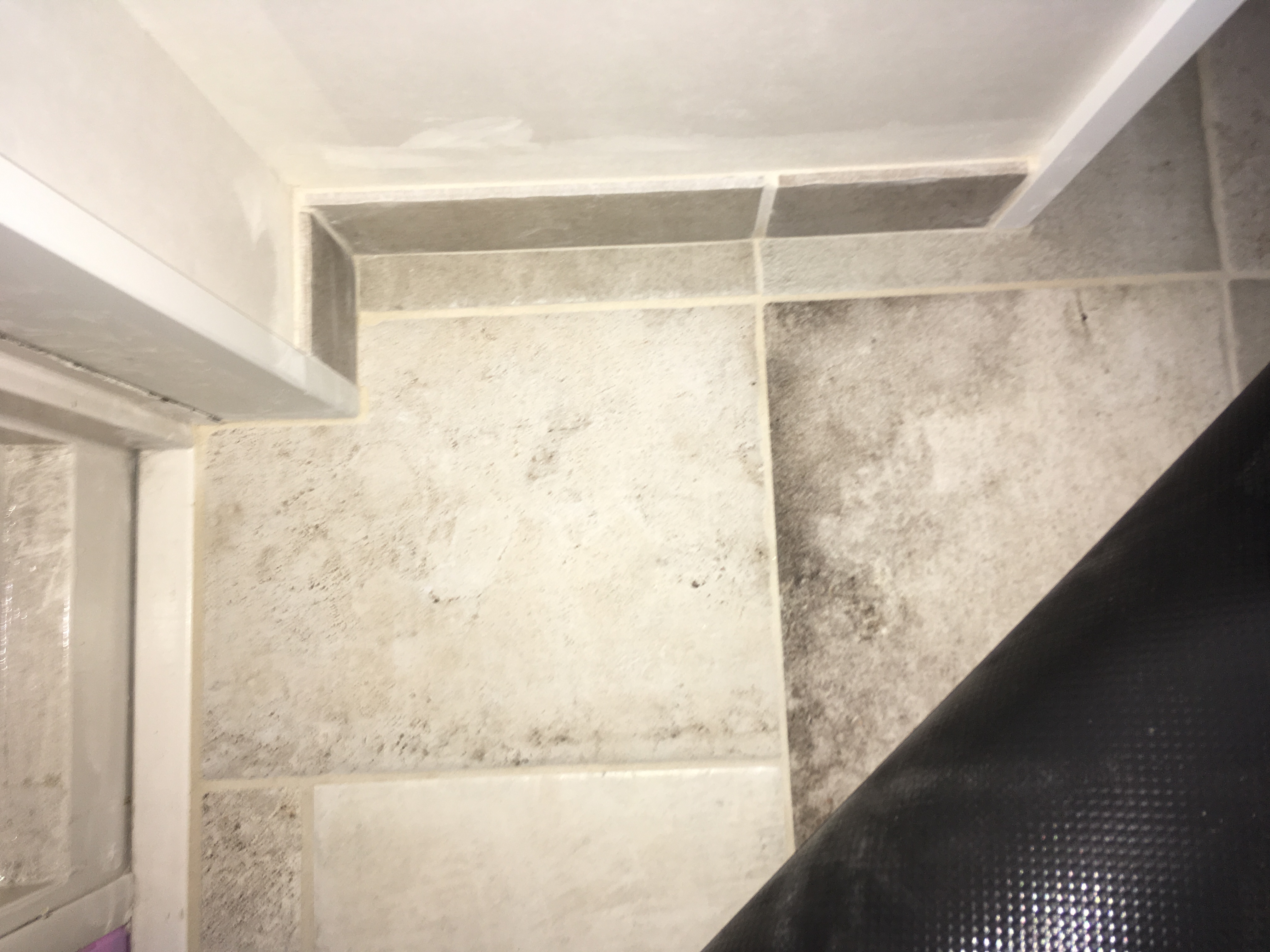 現場進行中＊ステキな玄関タイル…