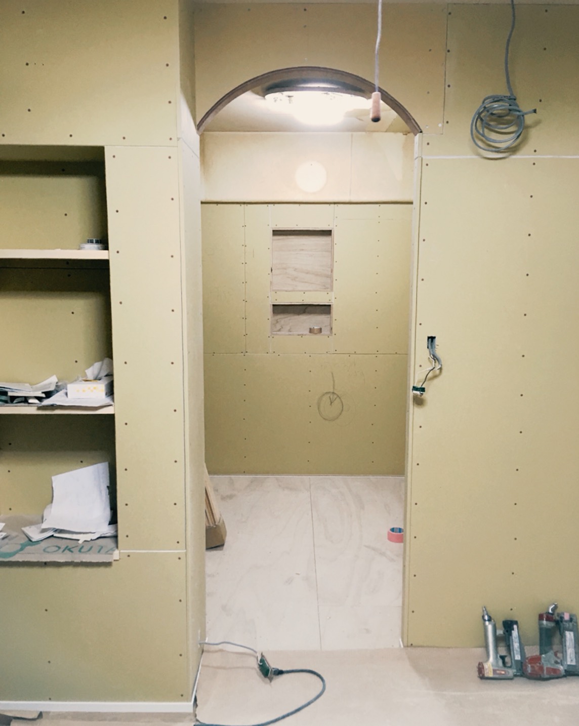 現場進行中＊造作ニッチとアール下がり壁