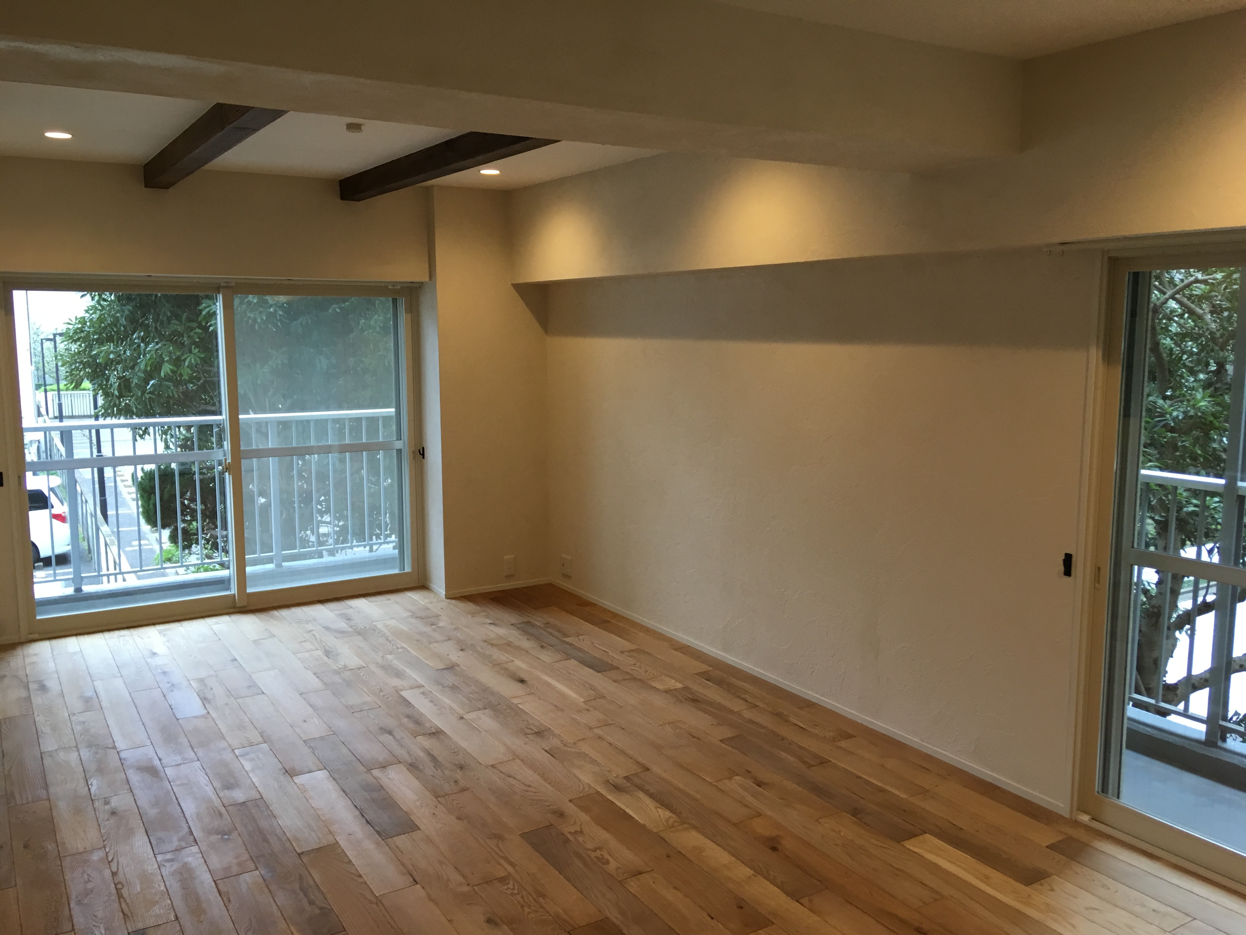 ヴィンテージ加工の床材×アイアンフレーム