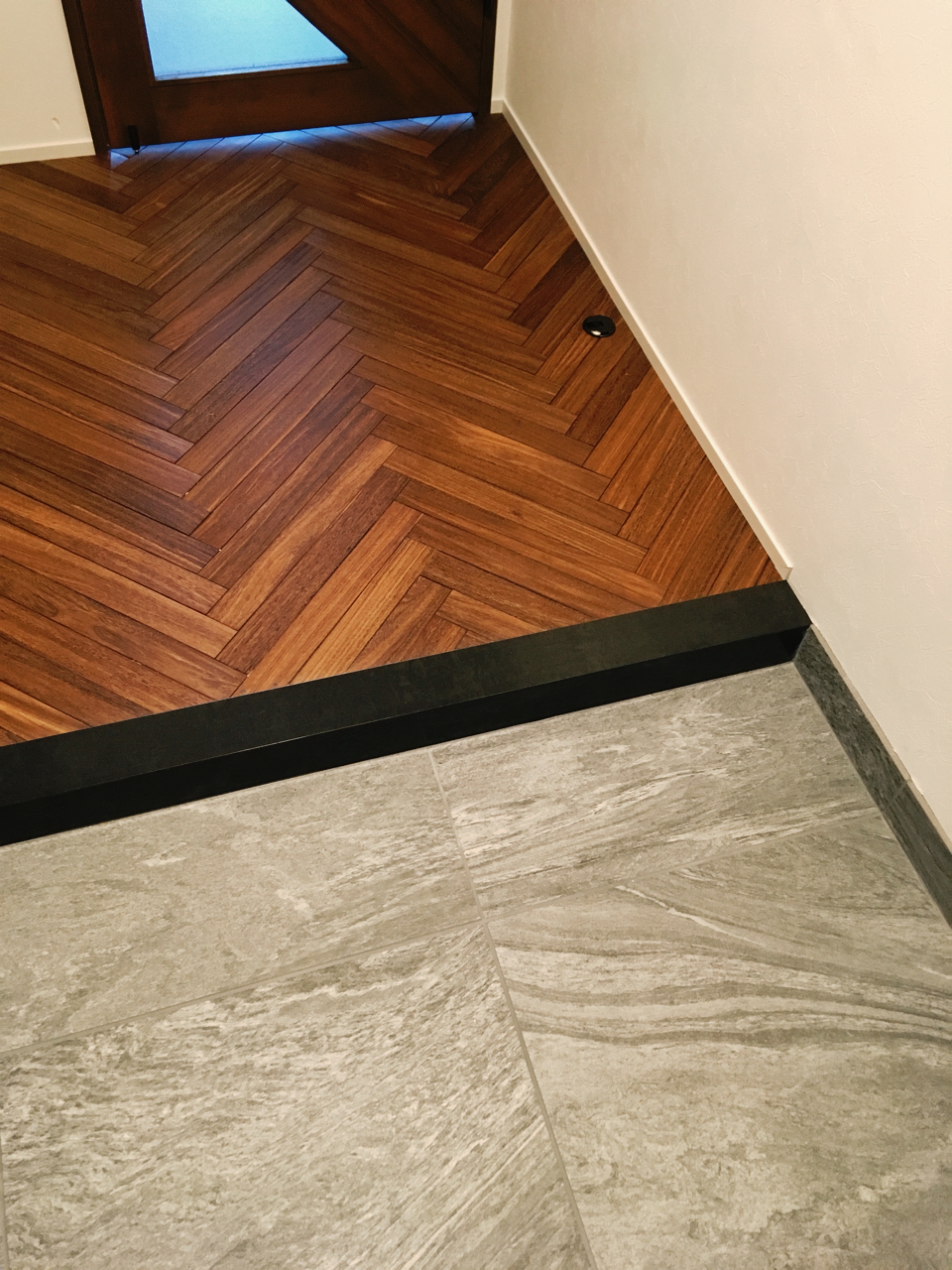 お家の顔！玄関にヘリンボーン