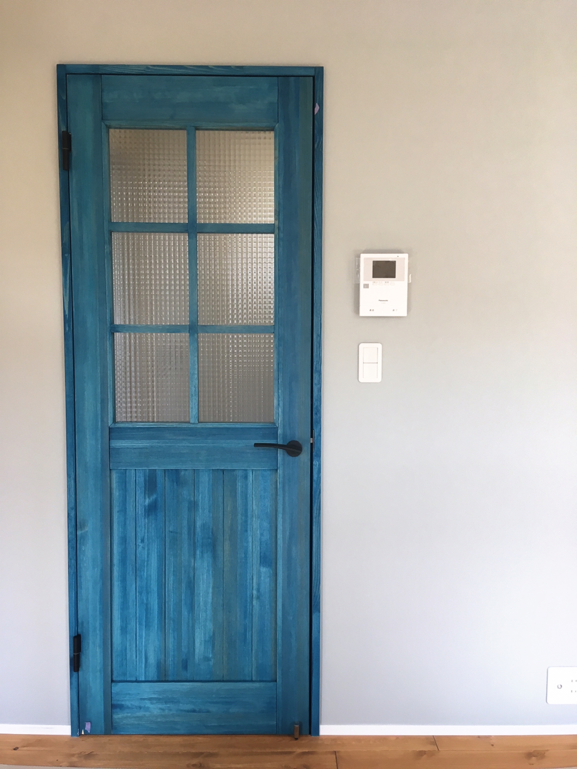 エナメルブルー色の無垢ドア♪