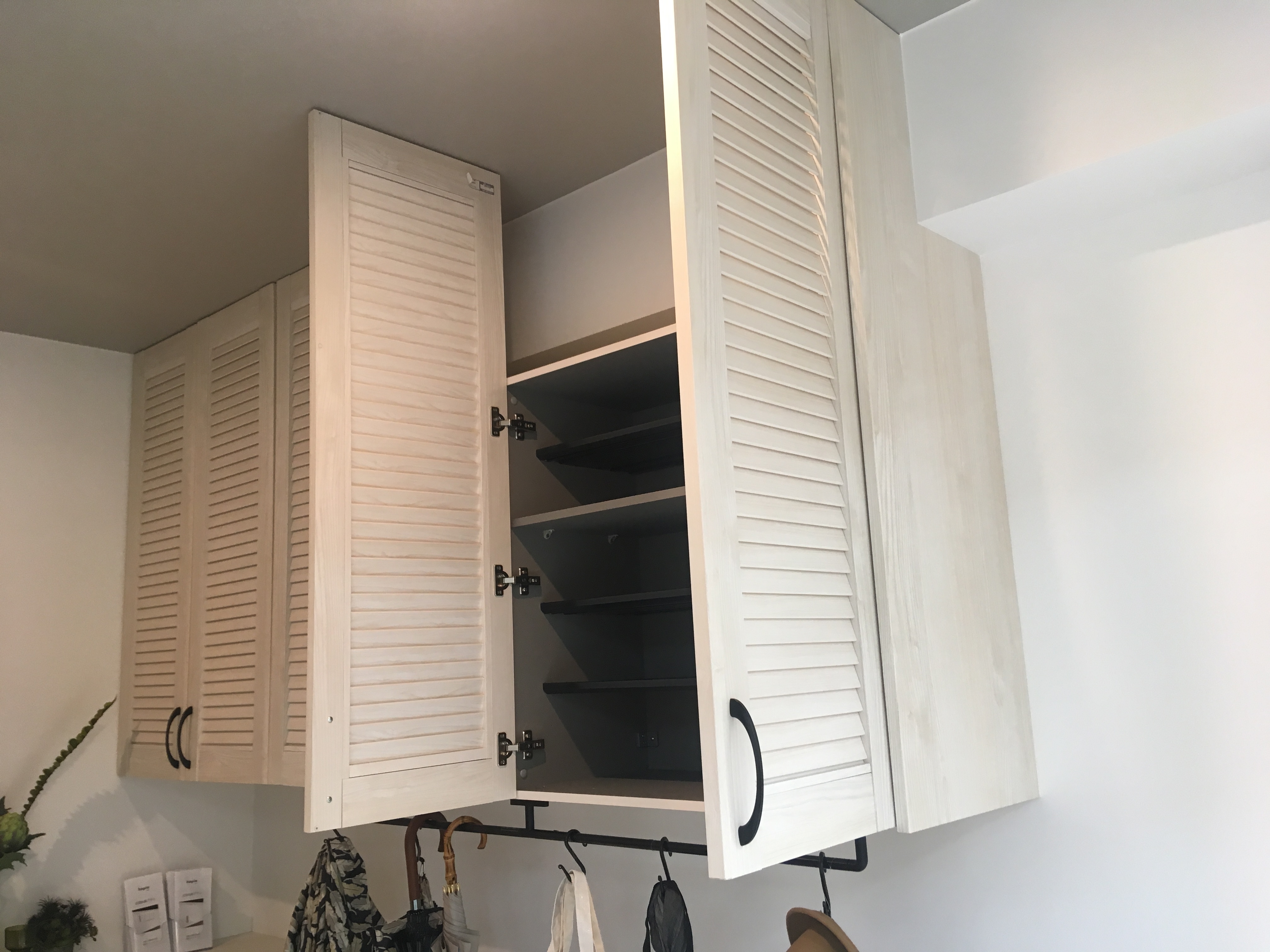 収納には通気性の良いルーバー扉を