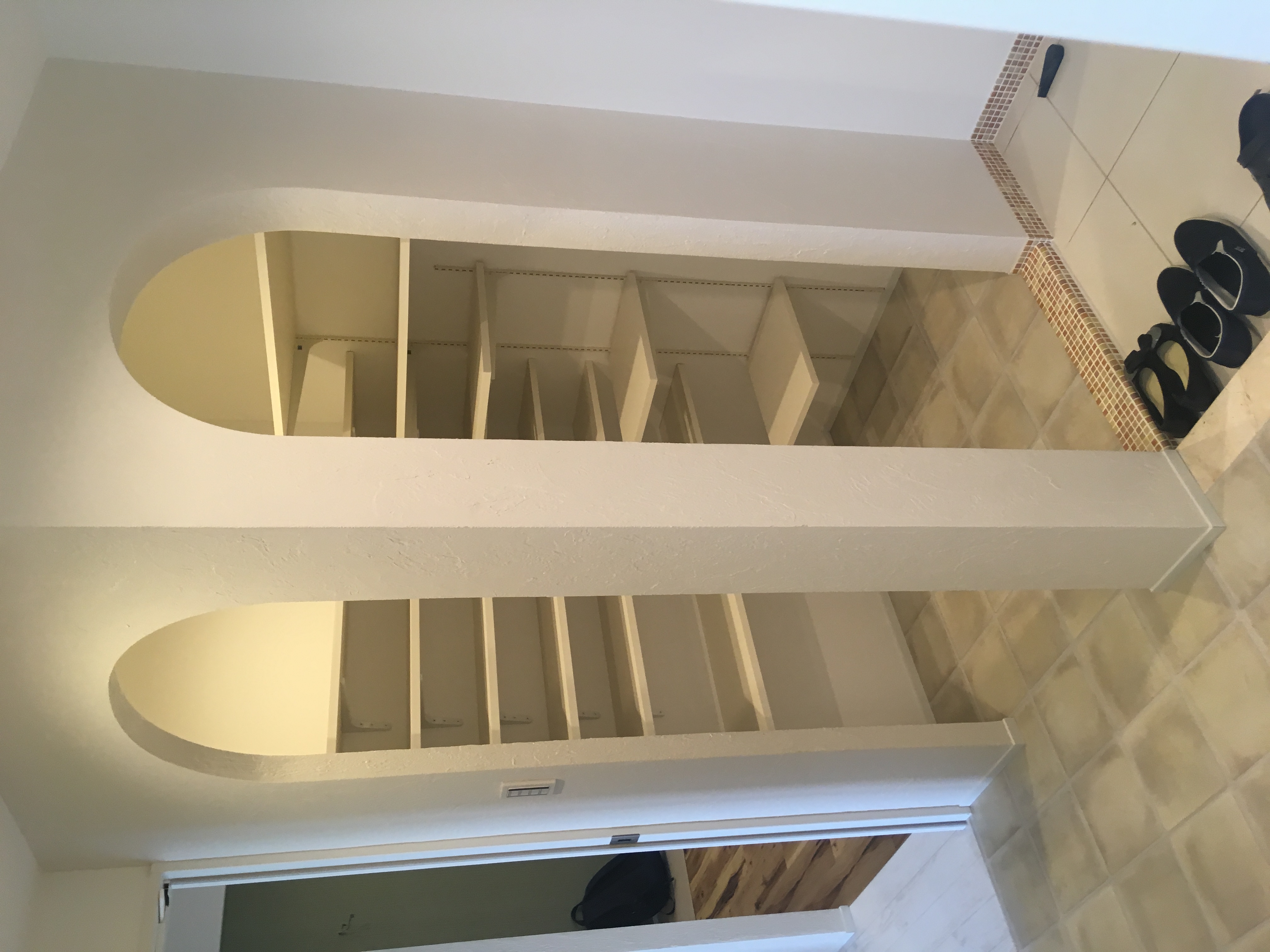 2つのアーチが迎える玄関ホール、完成！