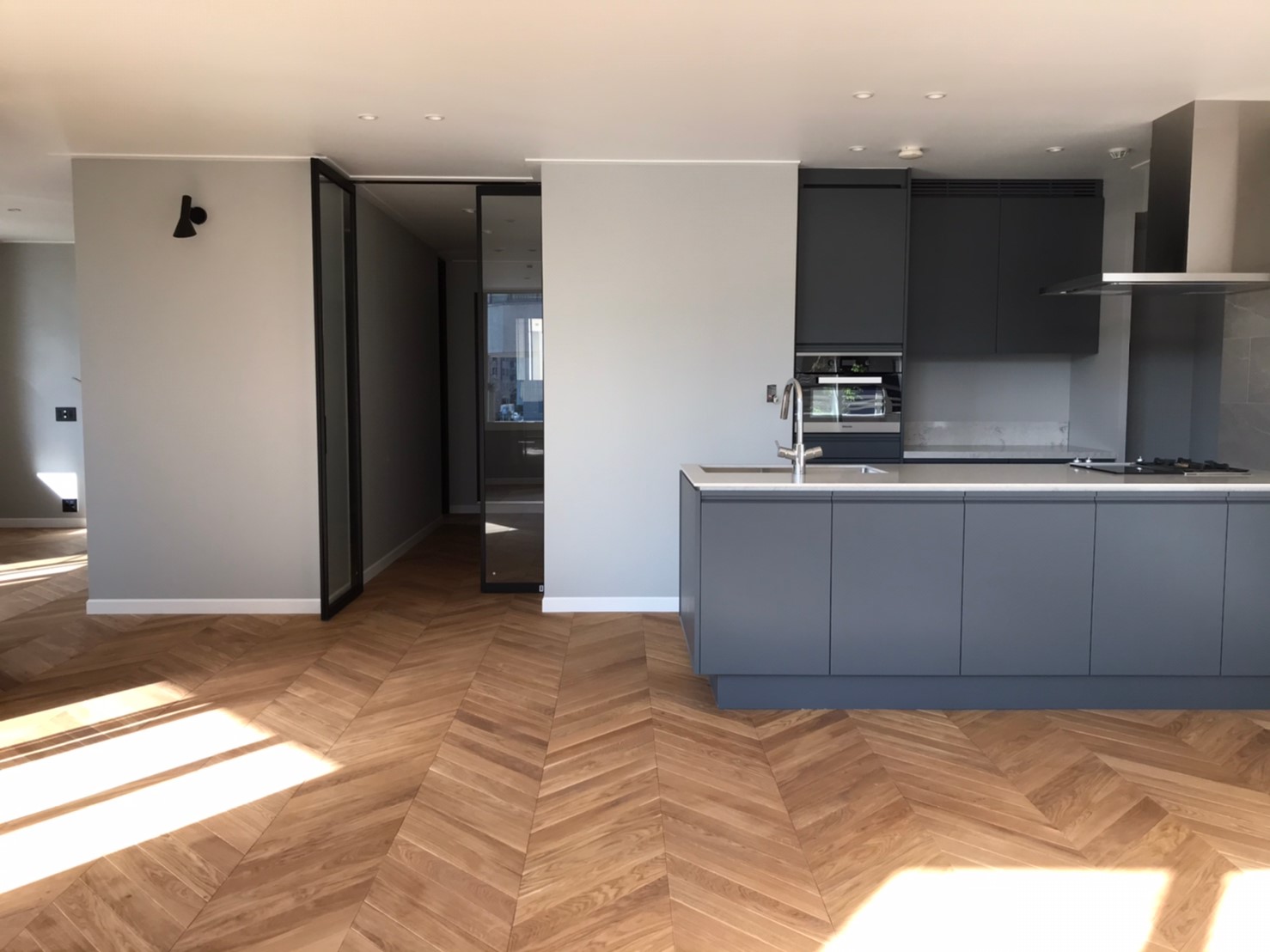 施工事例：昼と夜とで印象がグッと変わる！クールモダンなお部屋