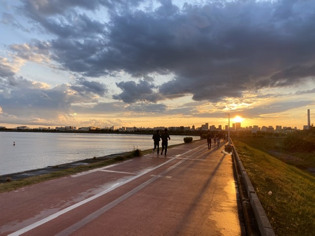中川に浮かぶ夕陽をめがけて