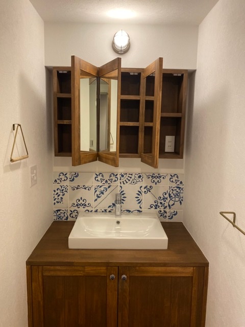 木枠付きの造作三面鏡